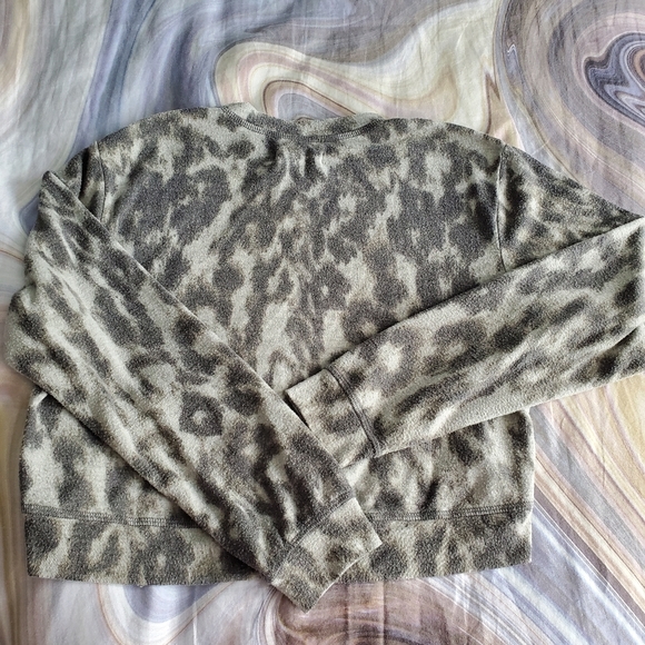 Blank NYC Gray Hi-Low Cropped Leopard Sweatshirt - Picture 6 of 6